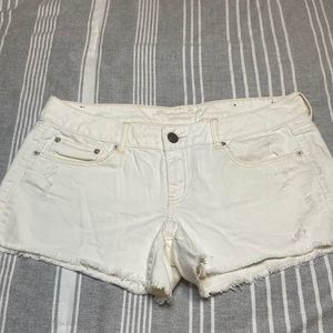 American Eagle White stretch frayed hem shorts